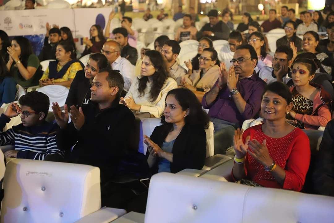 Social Face, Surat